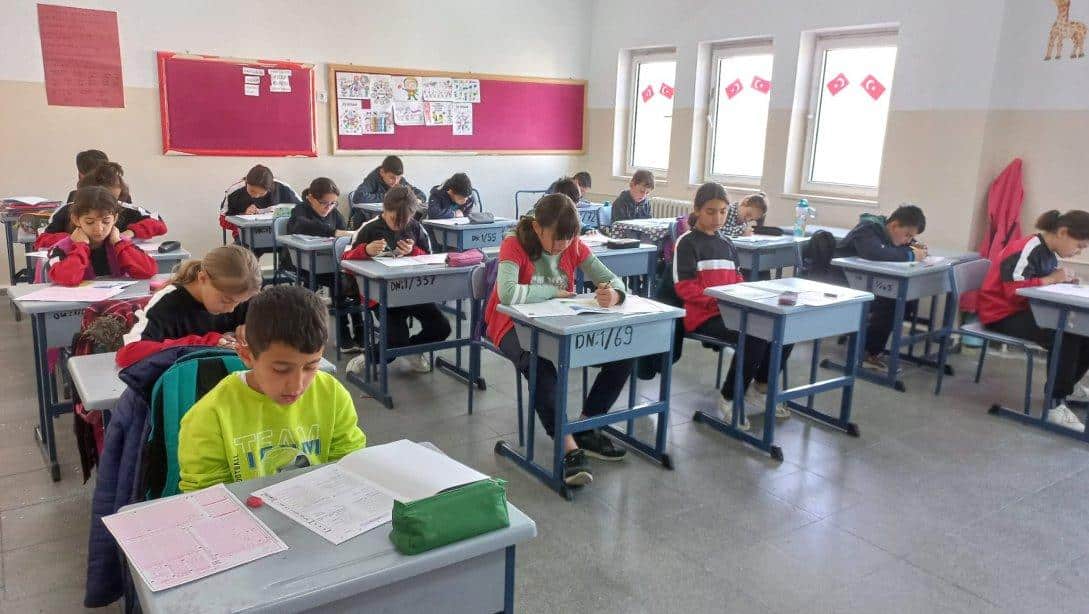 İlçe Geneli Ortaokullarda Kazanım Değerlendirme Sınavı Yapıldı 