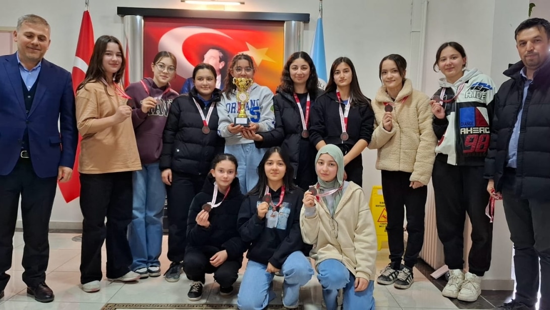 Voleybol Turnuvasında Dereceye Giren Öğrencilere Madalya Töreni Düzenlendi